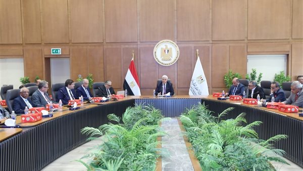 صورة  خلال الاجتماع