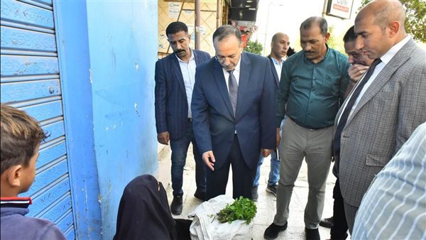 المحافظ مع البائعة