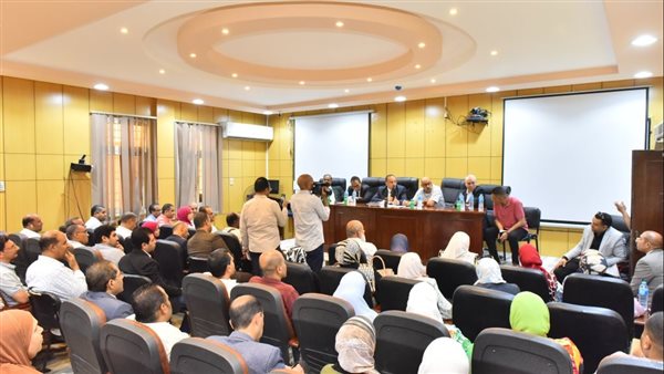 لقاء محافظ أسيوط