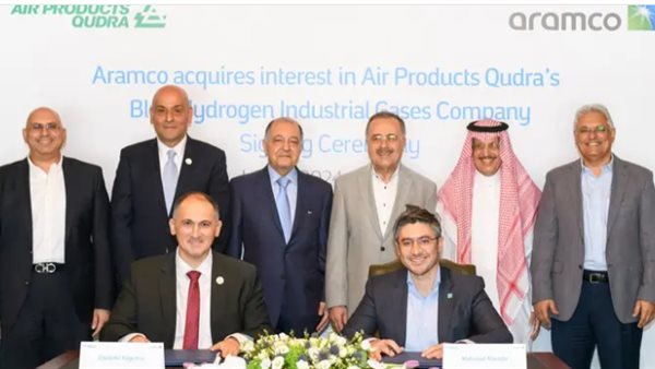 جانب من التوقيع 