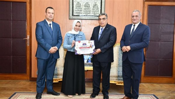 محافظ الدقهلية يكرم