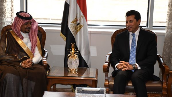  أشرف صبحي مع السفير