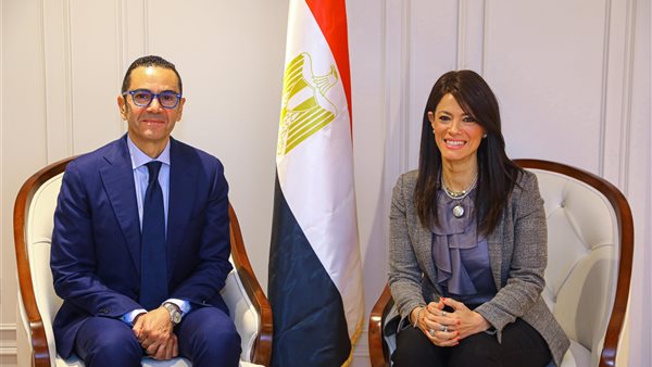  وزيرة التخطيط ووزير