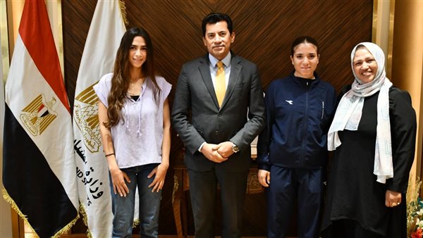 وزير الرياضة ينهي