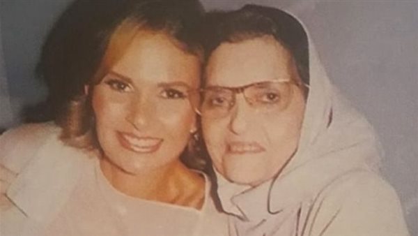 يسرا ووالدتها 