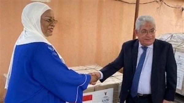 جانب من تسليم المساعدات