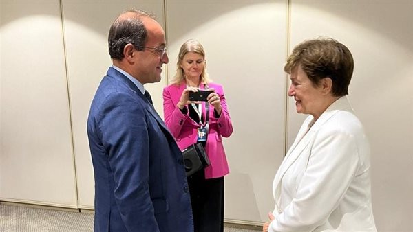 وزير المالية مع مدير