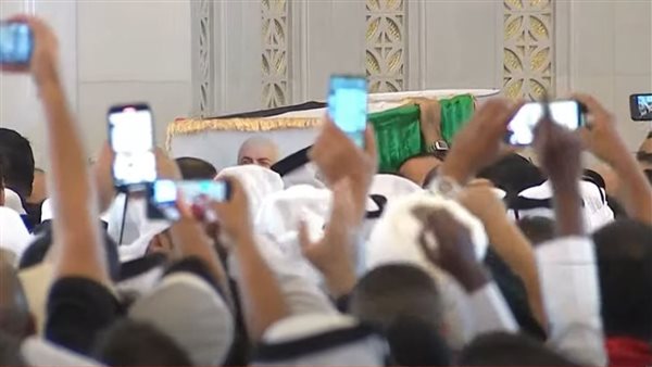 آلاف المصلين يشاركون