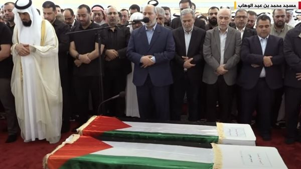 خليل الحية يؤم صلاة