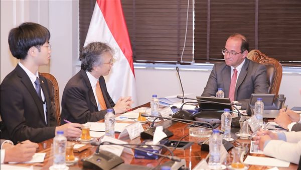 وزير المالية مع السفير