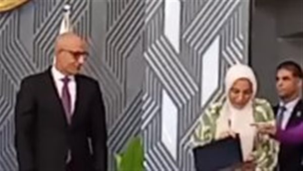 وزير التعليم يكرم