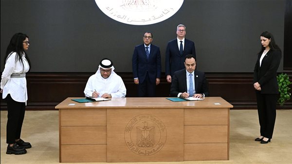 جانب من التوقيع