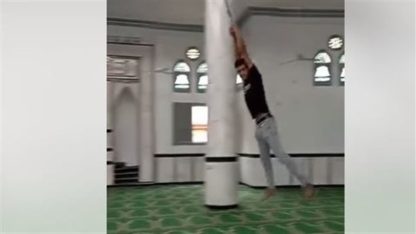 شباب يتأرجحون داخل