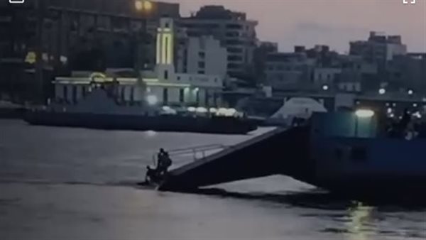  سيدة تلقي بنفسها