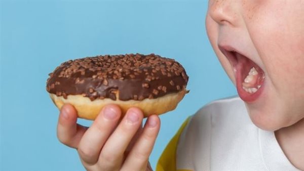 تناول الحلويات 
