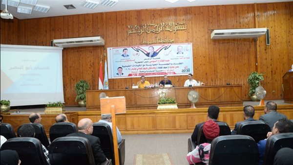 لقاء محافظ أسيوط