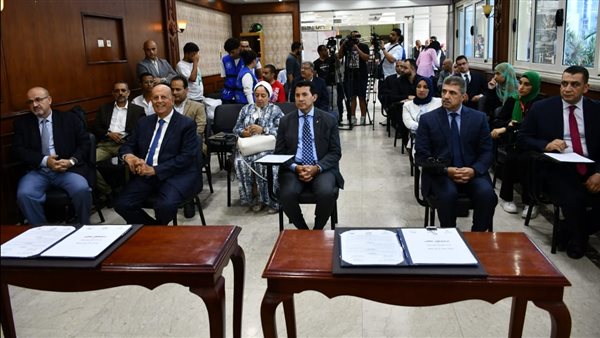 جانب من التوقيع