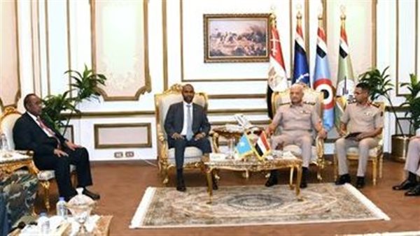 وزير الدفاع ونظيره