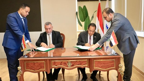 جانب من التوقيع