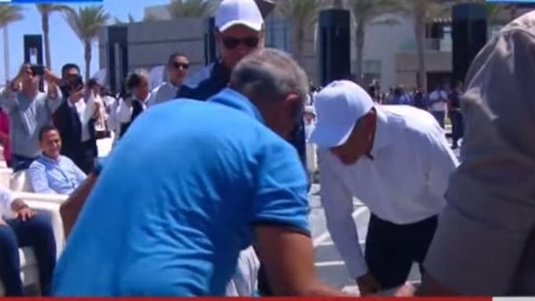 مدبولي يسلم سيدة