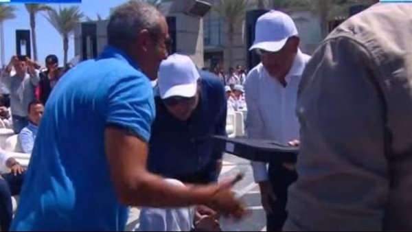 رئيس الوزراء يسلم