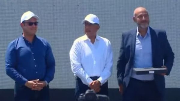 وزير الإسكان بجوار