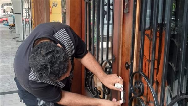 تشميع 6 محلات تجارية