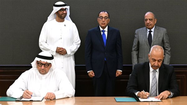 جانب من التوقيع