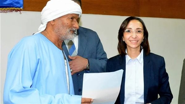 محافظ البحيرة تسلم