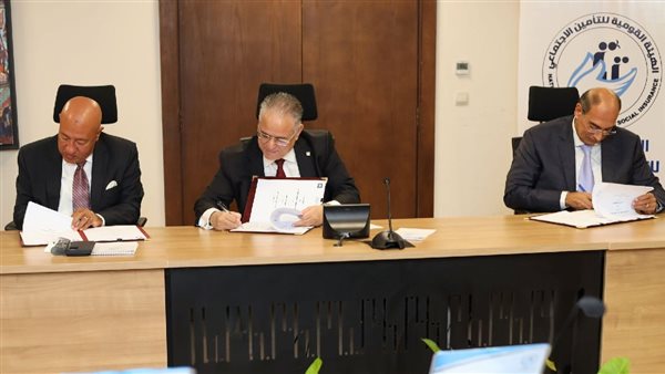 جانب من التوقيع