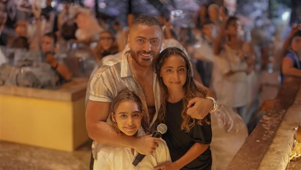 تامر حسني وابنتيه