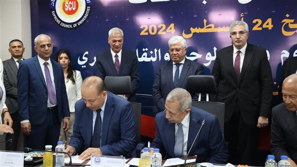 جانب من التوقيع