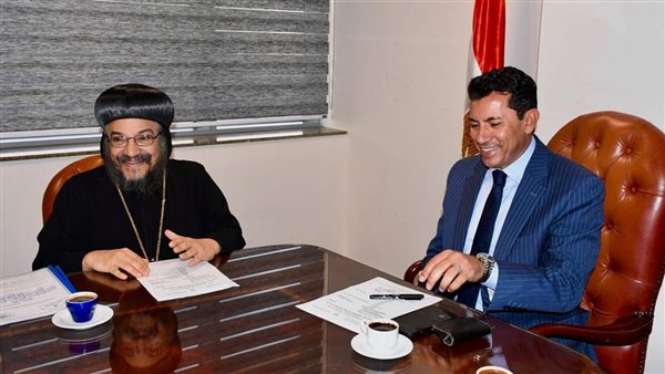 وزير الشباب مع وفد