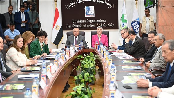 وزيرة البيئة مع وزير