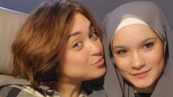 مروة عبد المنعم وابنتها