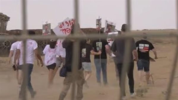 أقارب الرهائن يقتحمون