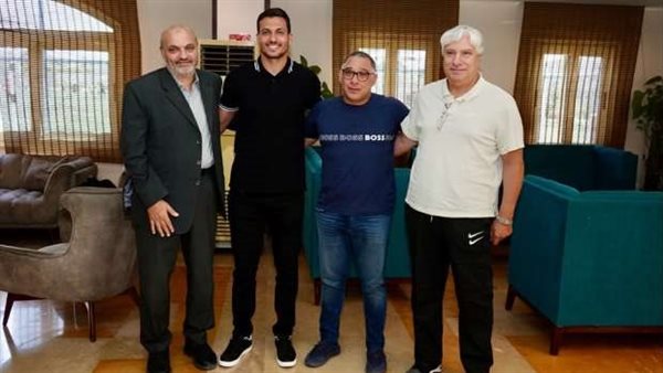 لحظة توقيع البلعوطى