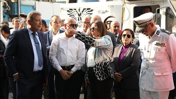 الوزيرة أمام العقار