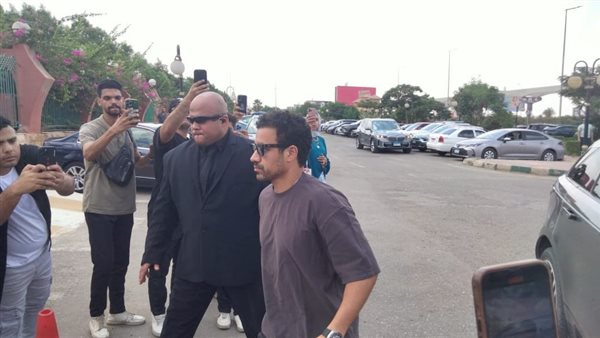 نجوم الفن يشيعون