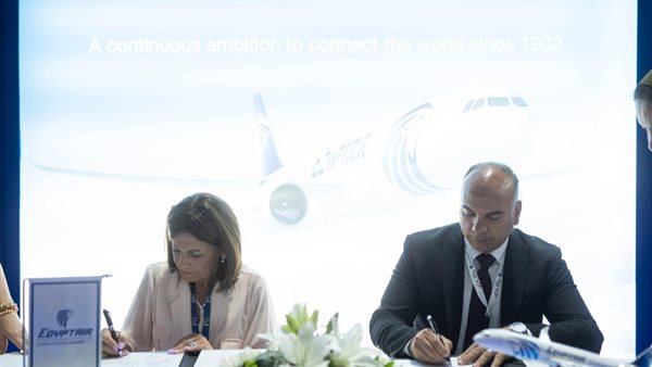 جانب من التوقيع