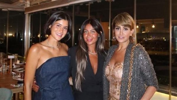 غادة عبد الرازق وابنتها