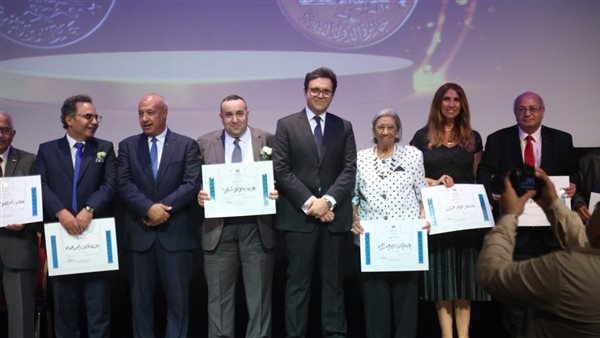 الحاصلين على جوائز