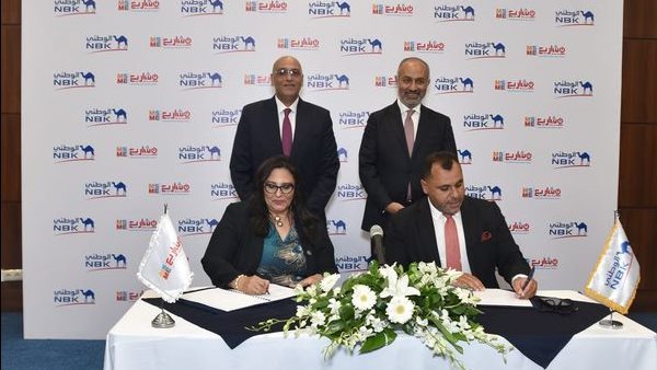 جانب من توقيع عقد