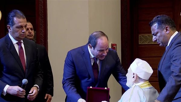 الرئيس  السيسي يكرم