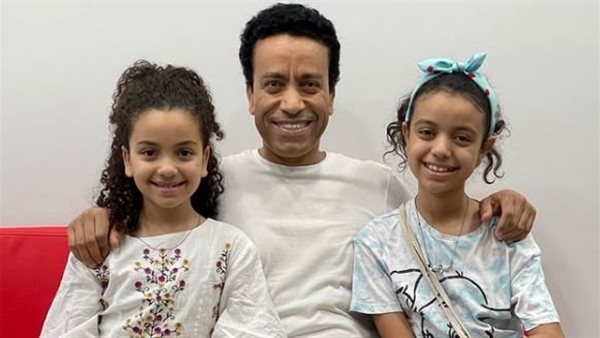 سامح حسين وابنتيه