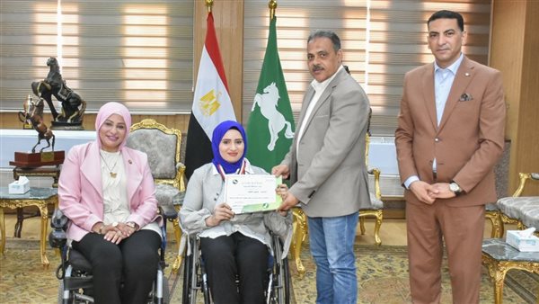 محافظ الشرقية يكرم