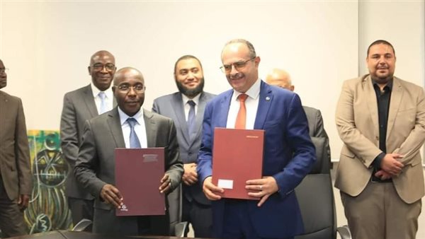 جانب من التوقيع