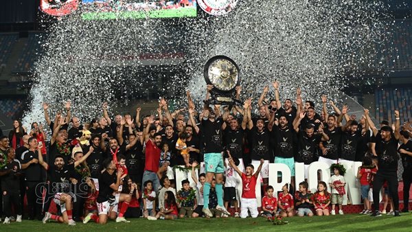 احتفال لاعبو الأهلي