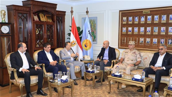 محافظ أسيوط ووزير