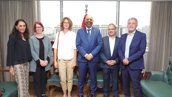 وزير العمل خلال لقاء